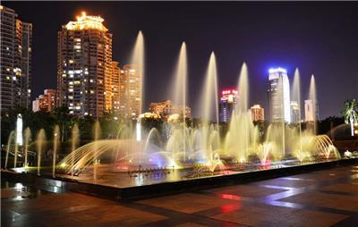 正方體標(biāo)識(shí)雕塑 鏤空結(jié)構(gòu)與噴泉元素的藝術(shù)融合